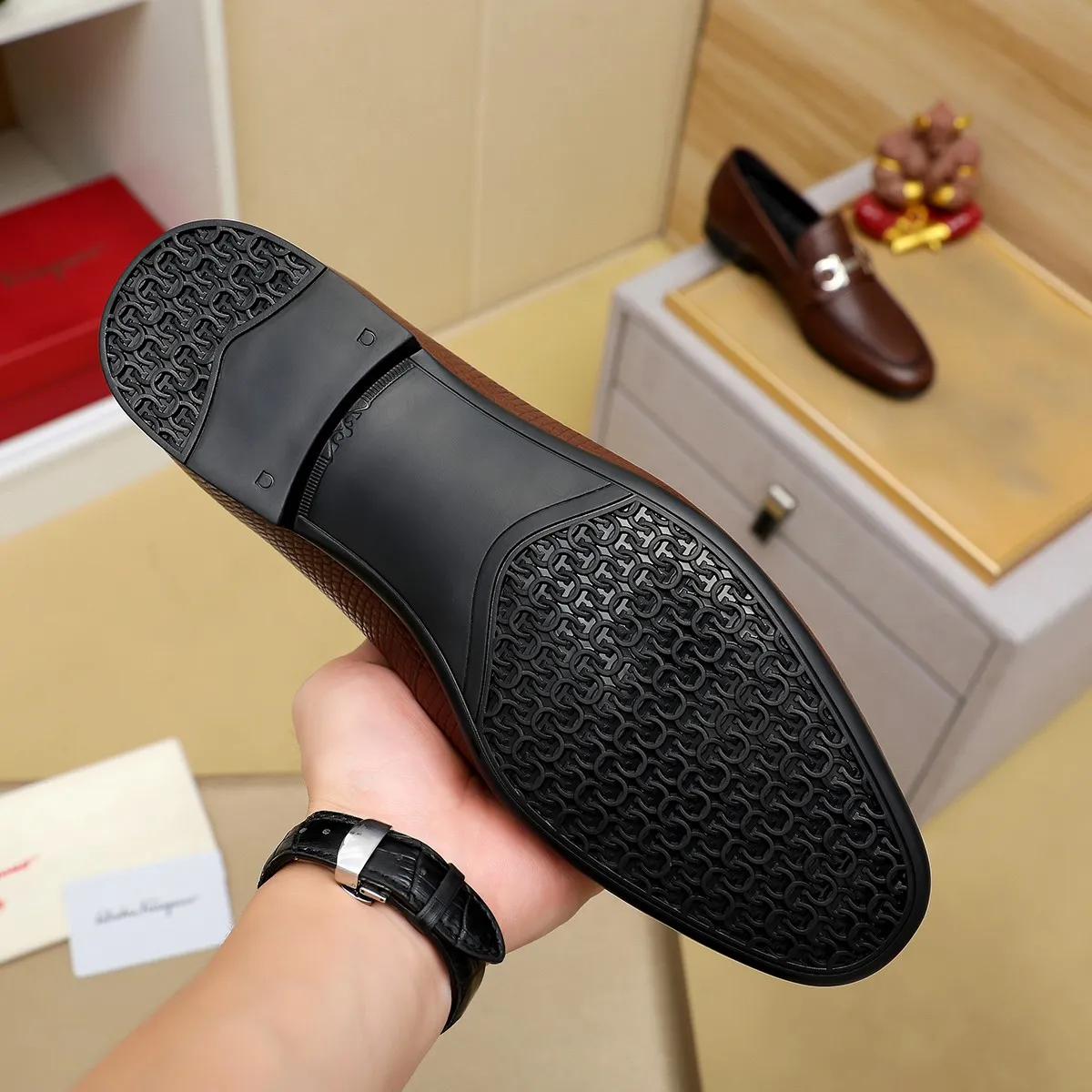 Men's shoes 250 🕷🕷🐂【Ferragamo】Ferragamo Popular fashionable casual shoes🇨🇳Official website counter 1:1 production, original mold opening💯Good quality can be seen, imported high-end first-layer pebbled calfskin, water-dyed🐂leather lining🌿very clear texture, high-quality waterproof, non-slip and wear-resistant outsole🎋high quality and low price, truly handmade🍓, color optional! Code number 38-44 (45. To be customized)